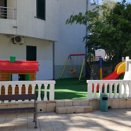 Roman Gardens Studio Apartment Рисан Екстериор снимка
