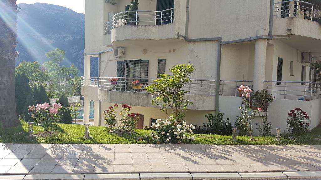Roman Gardens Studio Apartment Рисан Екстериор снимка
