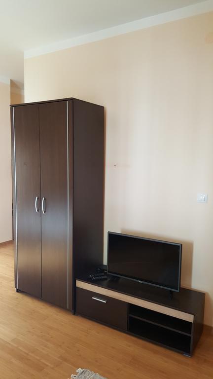 Roman Gardens Studio Apartment Рисан Екстериор снимка