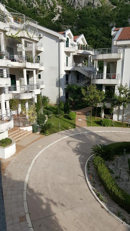 Roman Gardens Studio Apartment Рисан Екстериор снимка