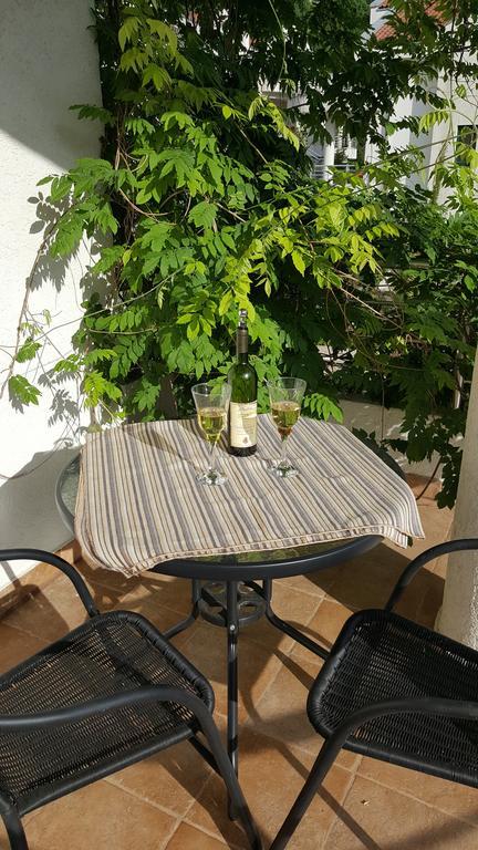 Roman Gardens Studio Apartment Рисан Екстериор снимка