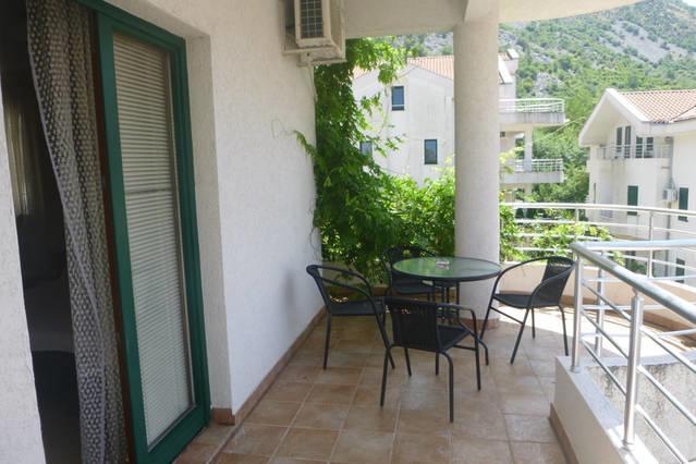 Roman Gardens Studio Apartment Рисан Екстериор снимка