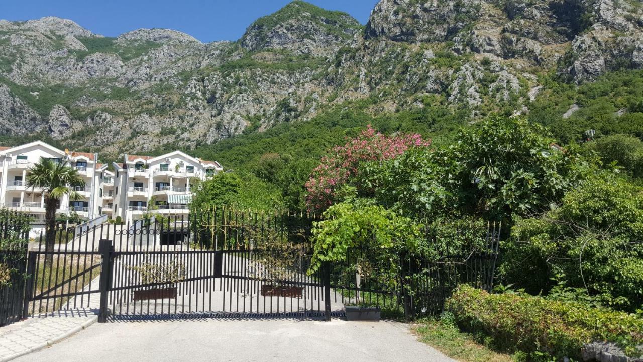 Roman Gardens Studio Apartment Рисан Екстериор снимка