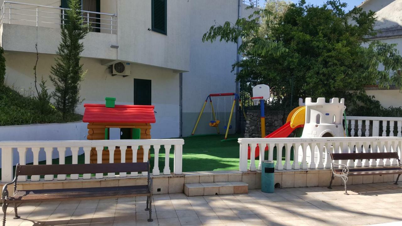 Roman Gardens Studio Apartment Рисан Екстериор снимка